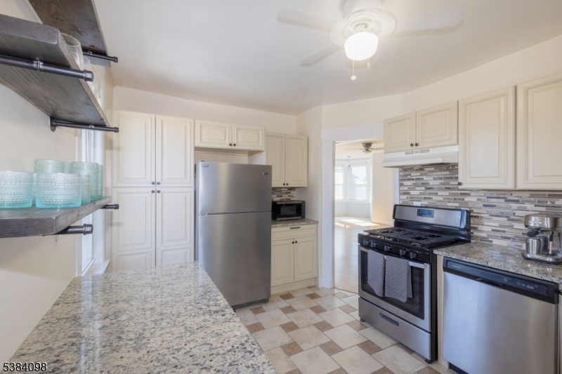 Kitchen w/ large pantry