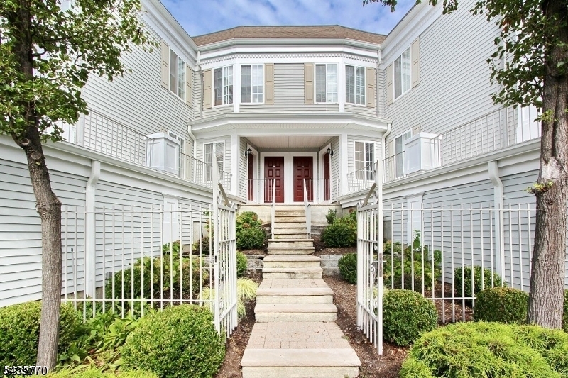 Beautiful 1BR Unit w/ Basement