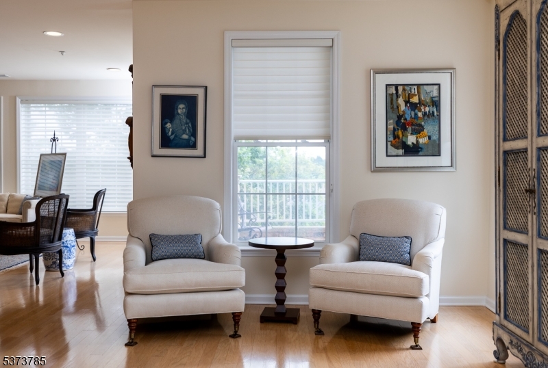 ALT VIEW-DINING