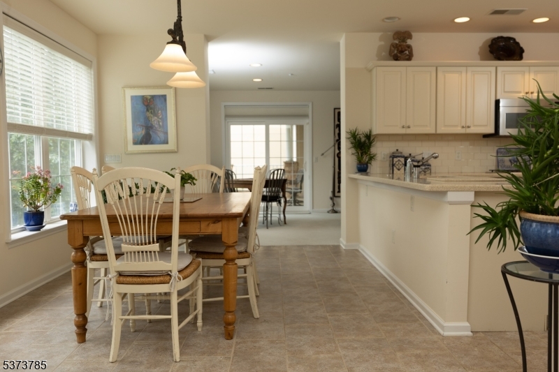 EAT IN KITCHEN/CORIAN COUNTERS