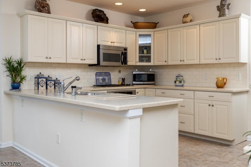 BUILT IN OVEN/GAS COOKTOP SS APPLIANCES AND LOADS OF STORAGE!
