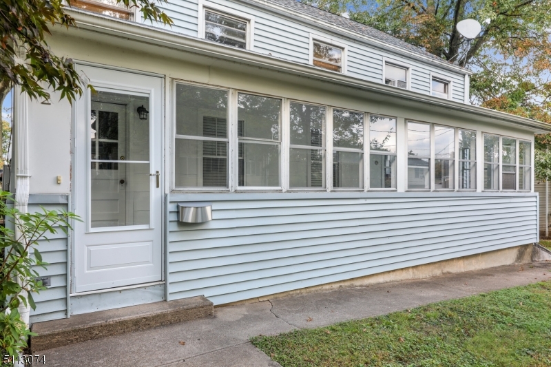 Front First floor apt in 2 family home convenient to train, town & Drew University