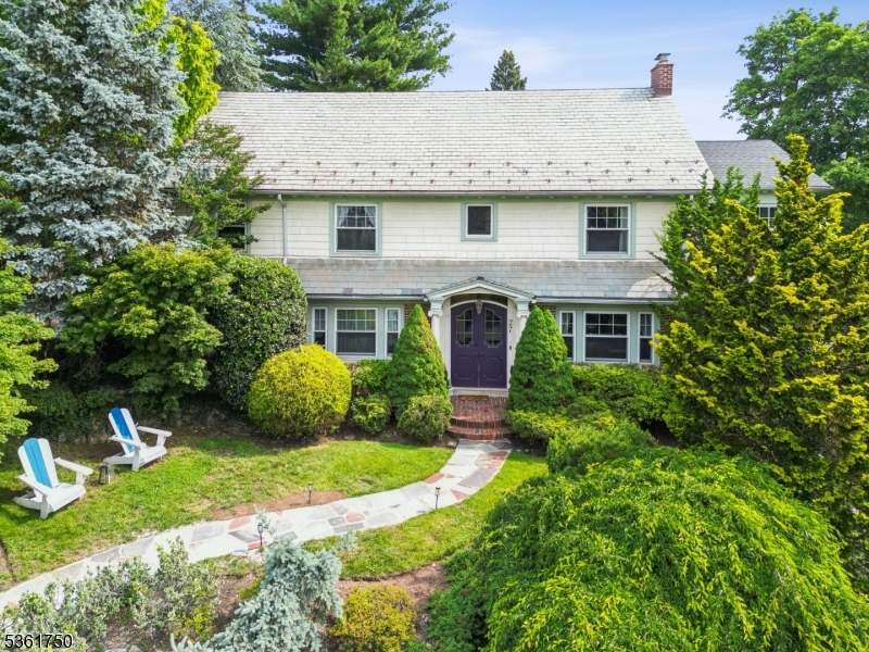 7 beds/5.1 bath. A "Montclair/South Orange" home in lovely West Orange