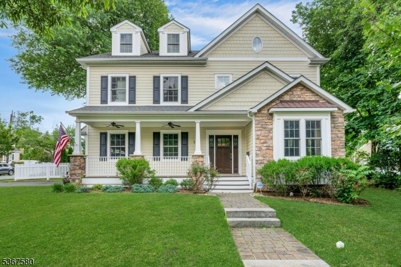 Knollwood Section of Madison, nearby schools, downtown, trains & buses, playground & pool