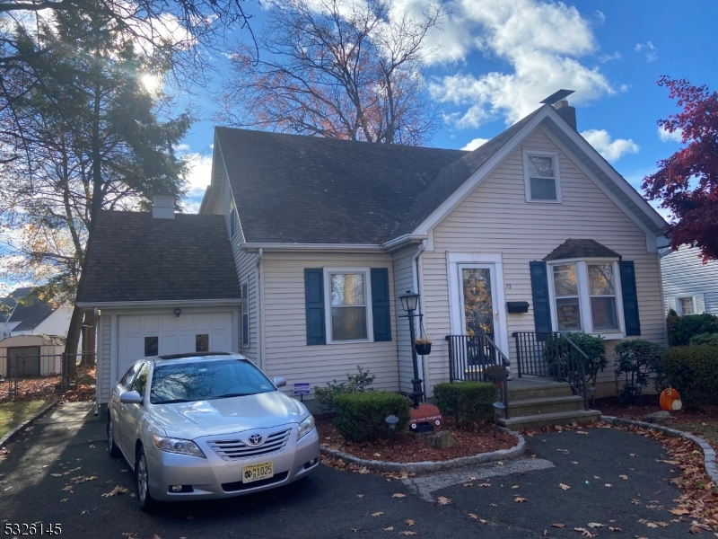 Circular Drive, Attached garage