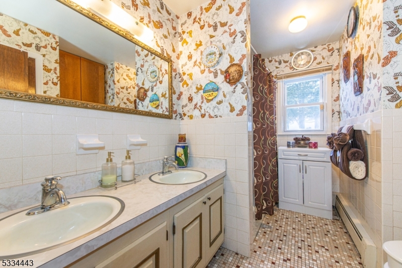 LARGE BATHROOM