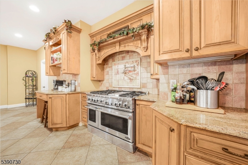 Eat in Kitchen w Dining