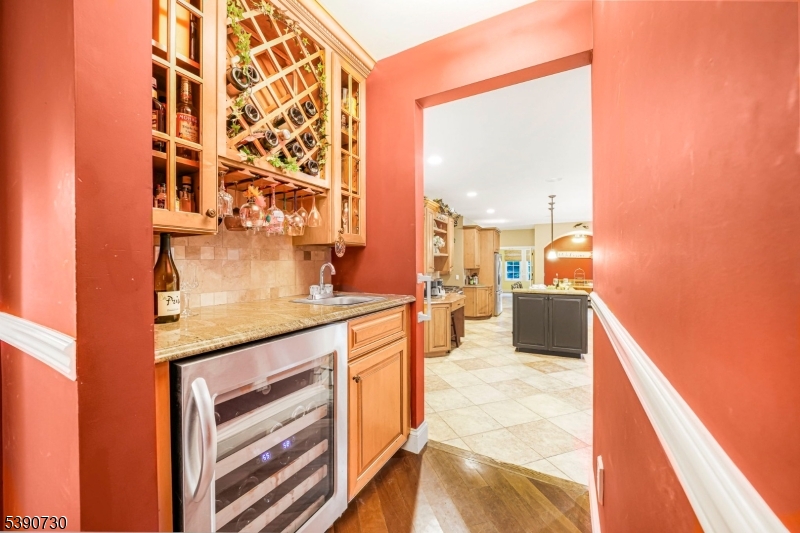 Butler Pantry by EIK & Dining