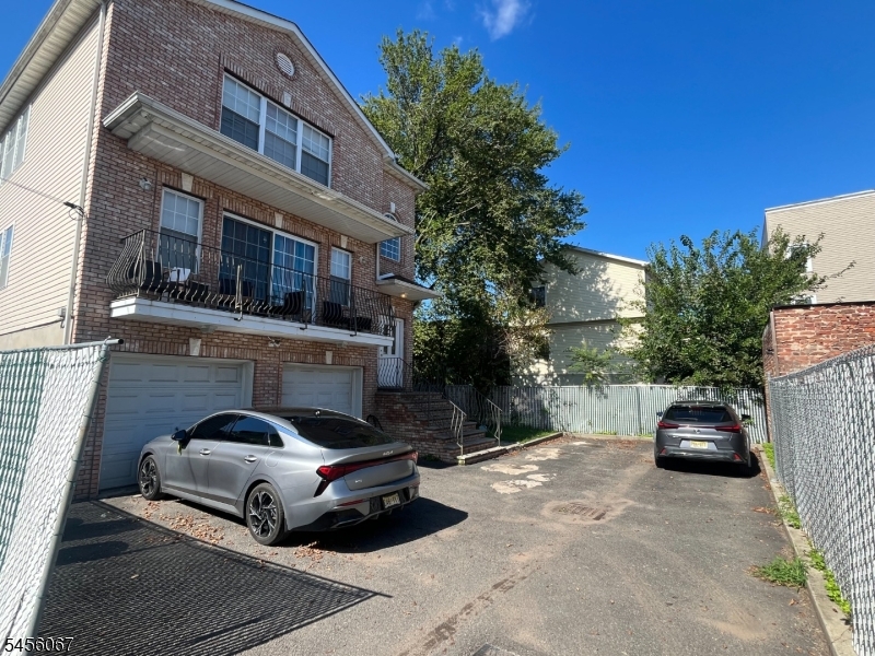 Parking & house 2 garage + 5 spots
