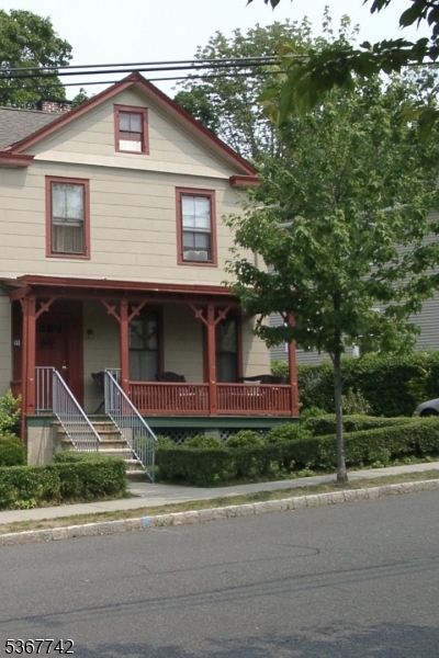 This photo shows the right side of the house which is this rental.