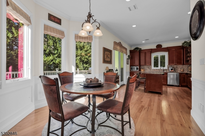 Eat-in Kitchen Crown molding, wood floors