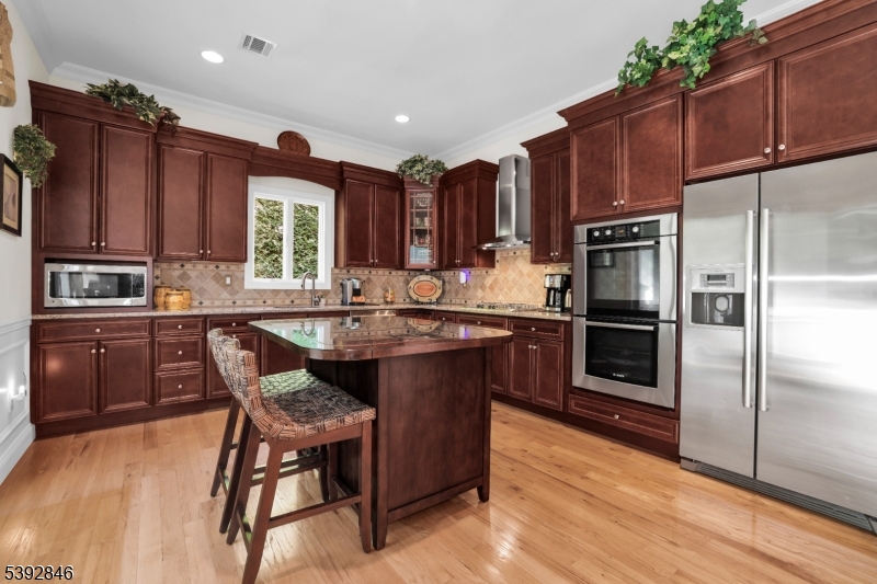 Eat-in Kitchen Stainless steel Bosch appliances