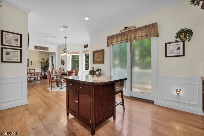 Center island w/breakfast bar