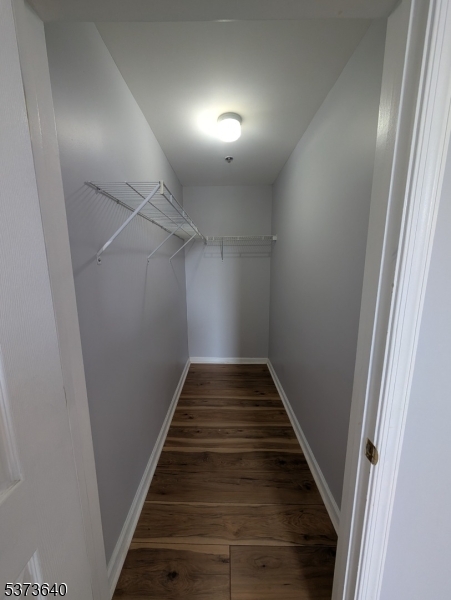 Bed 2 Walk In Closet