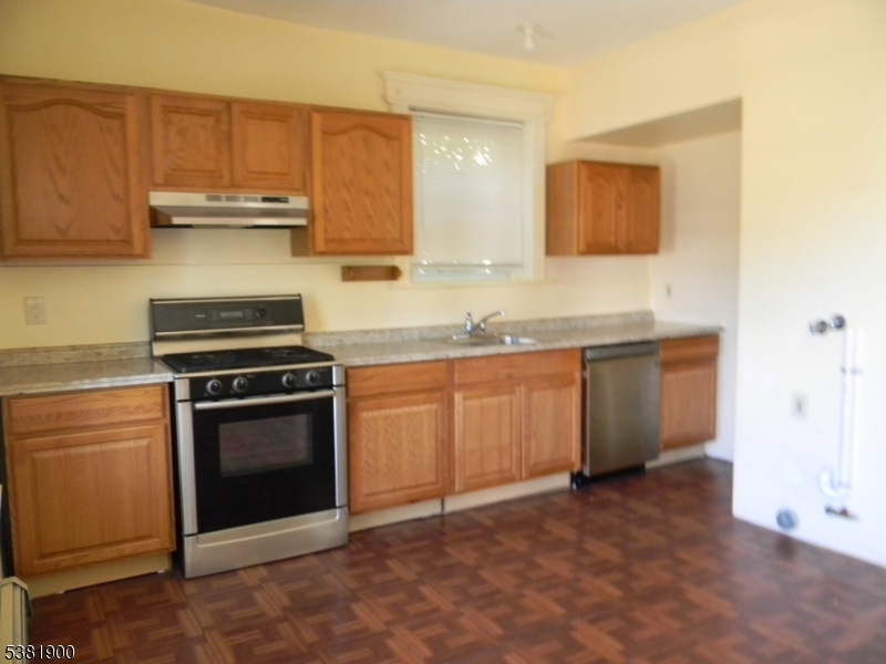Kitchen Eat in kitchen. Washer Dryer hook up