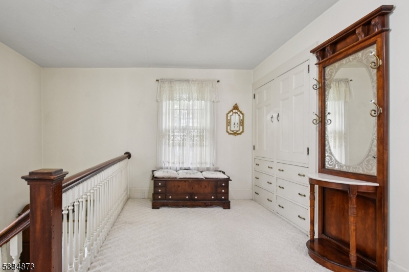 Bonus Area built in wardrobe for linens