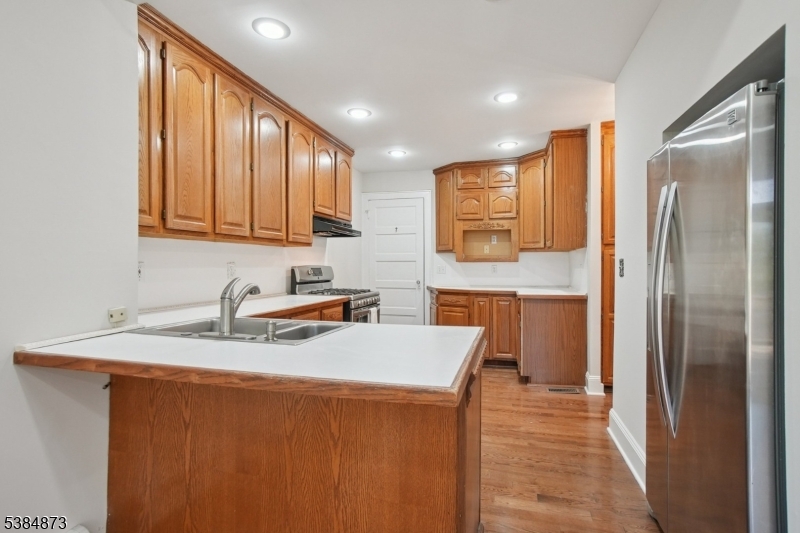 Kitchen Breakfast bar, recessed lights, open to great room/family room