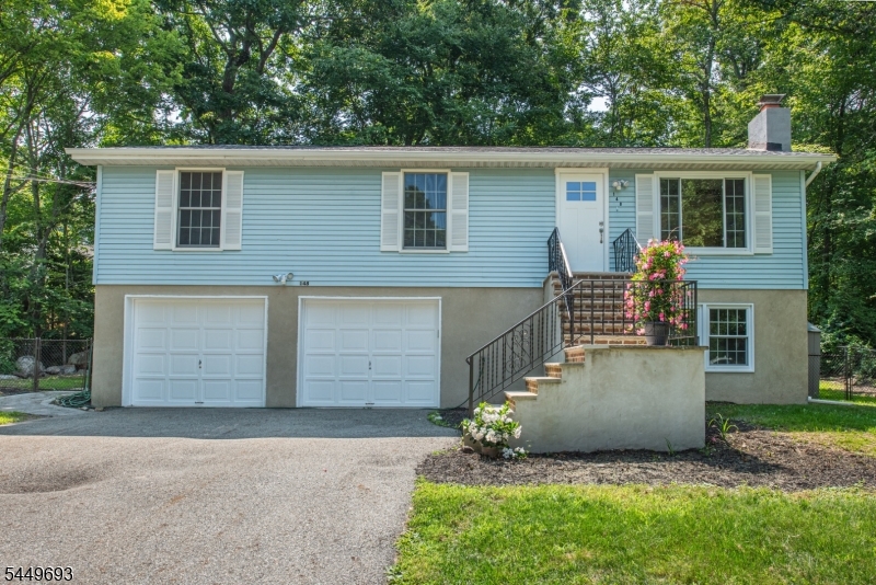 Front view w oversized garage