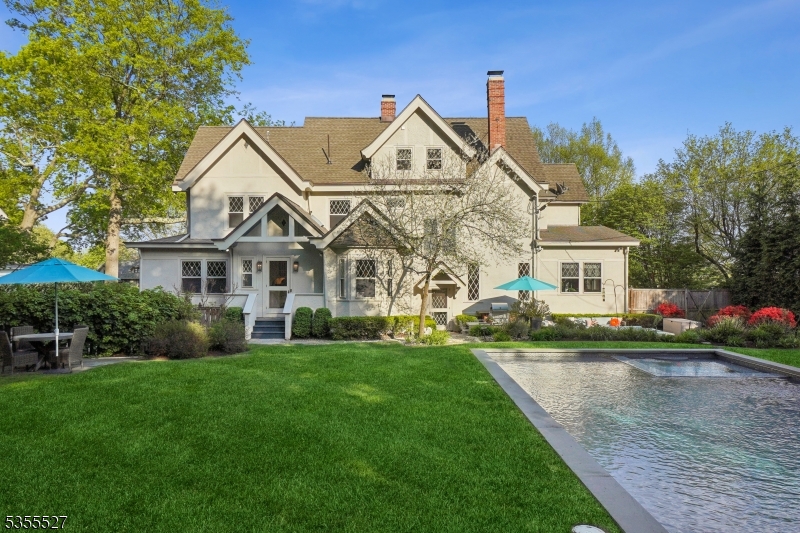 Welcome home! You will love this dreamy, flat backyard oasis - the best of both worlds: a swimming pool with an electric safety cover plus a generous grassy area so the backyard is wonderfully green too!