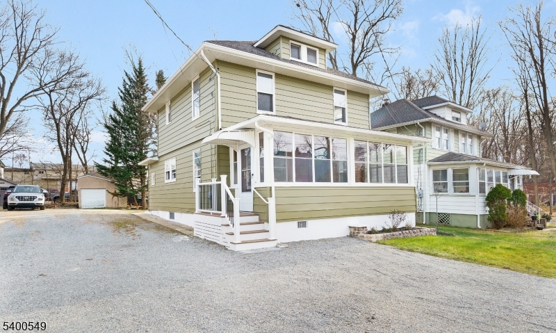 With of street parking for up to 4 cars