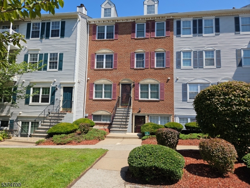 TOTALLY RENOVATED 2-BR UNIT IN THE SOCIETY HILL OF NEWARK