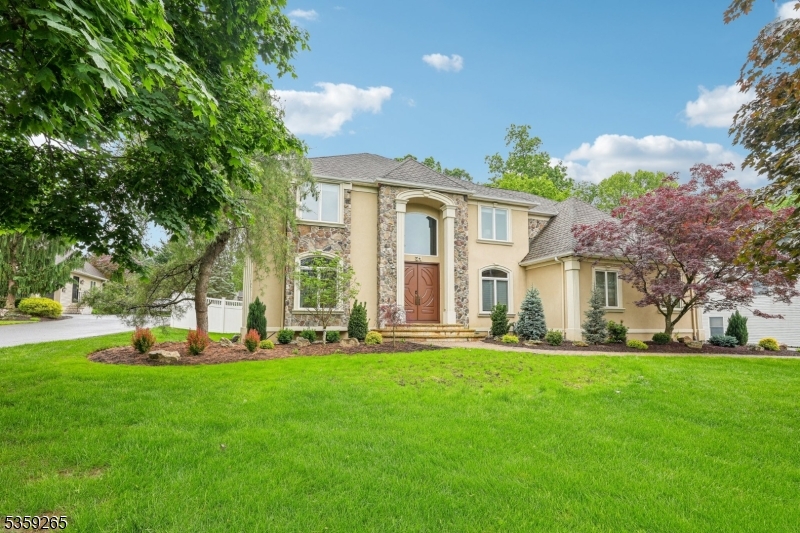 Welcome to this elegant Colonial in Black Oak Estates.