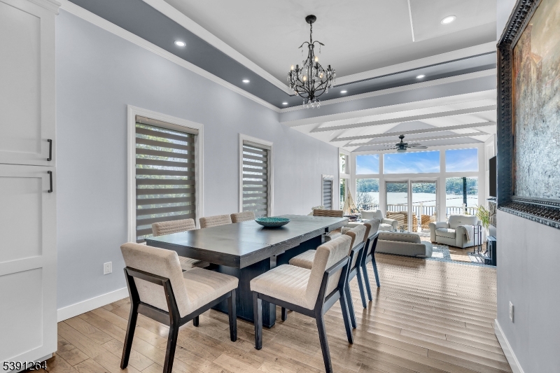 dining to lakefront view