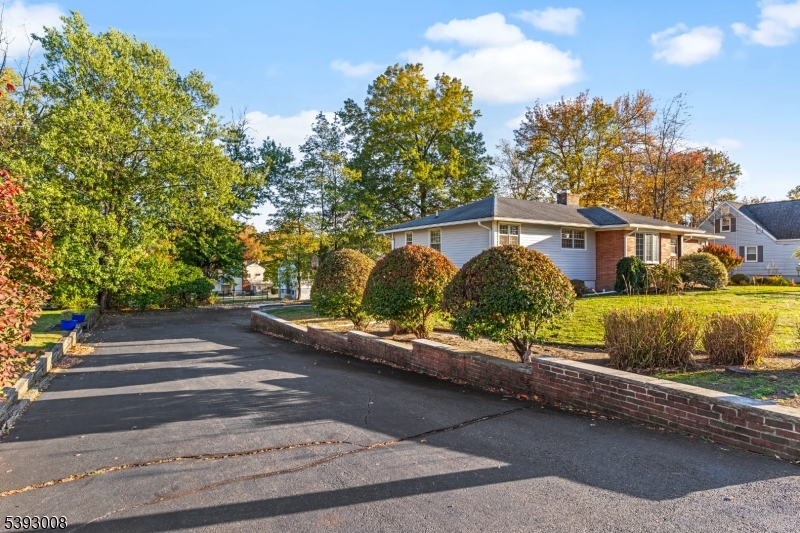 Huge Driveway! parking for 8 cars