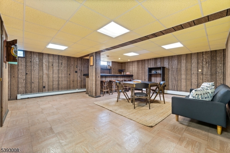 Leisure room w/wet bar