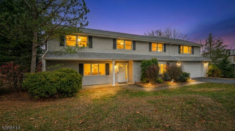 Welcome Home Situated in a walkable, commuter friendly neighborhood. Near Whole Foods, Community Center, schools and so much more!