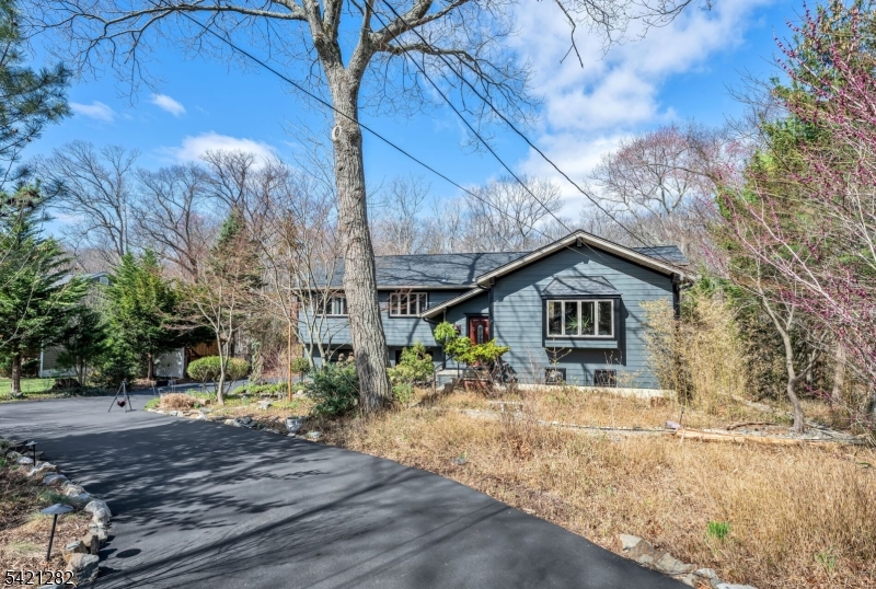 Front View Great Curb Appeal!