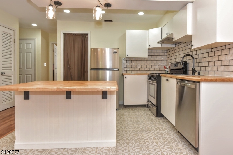 Kitchen Fully renovated kitchen with island
