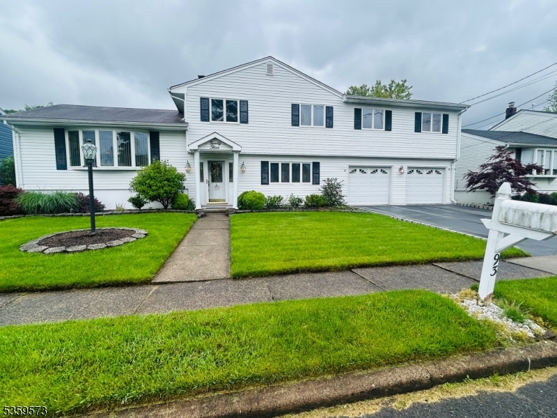 LUSH CARPET-LIKE FRONT LAWN
