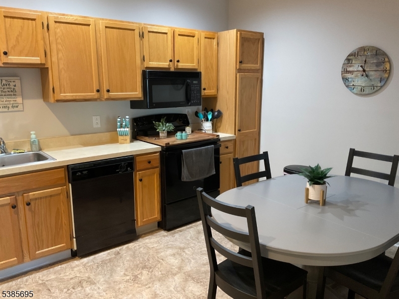Eat- in Kitchen