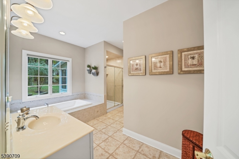1st Floor En Suite Full Bath