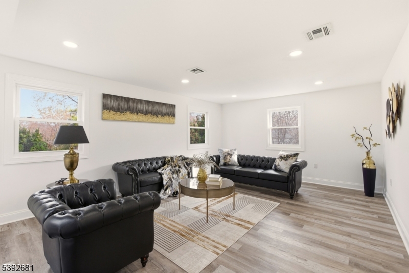 2nd floor livingroom