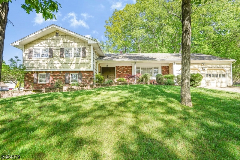 Walkable to elemenary school, high school and lake. Near the center of town with shopping, restaurants and more.