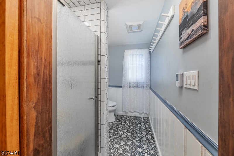 Main bathroom (1 of 2)