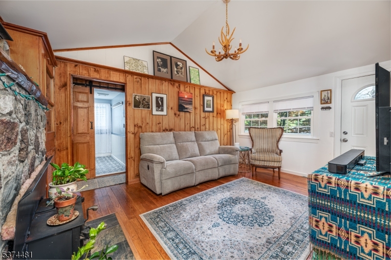 Living room w/high ceiling