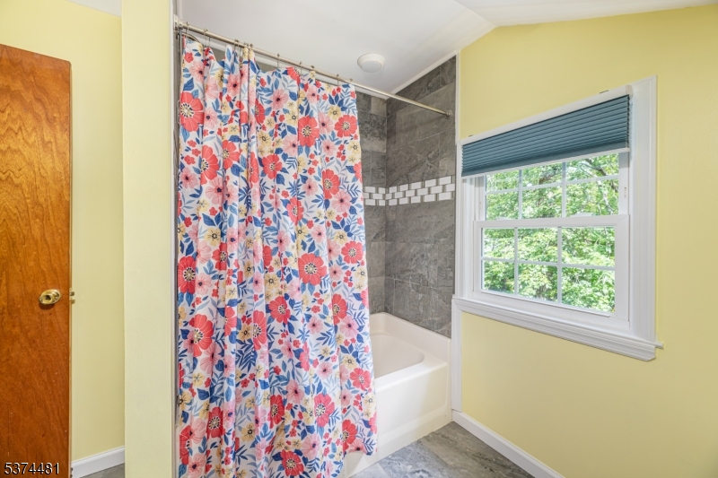 Bathroom w/tub & shower-bldg 2