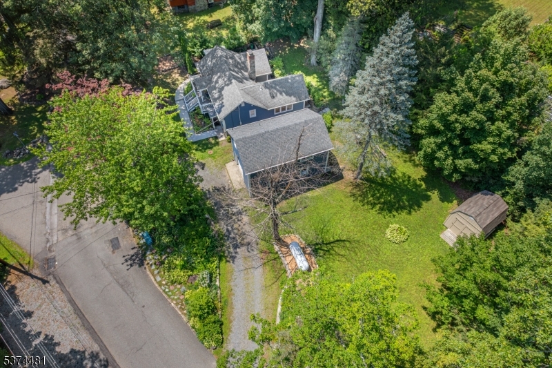 Driveway fits up to 5 cars