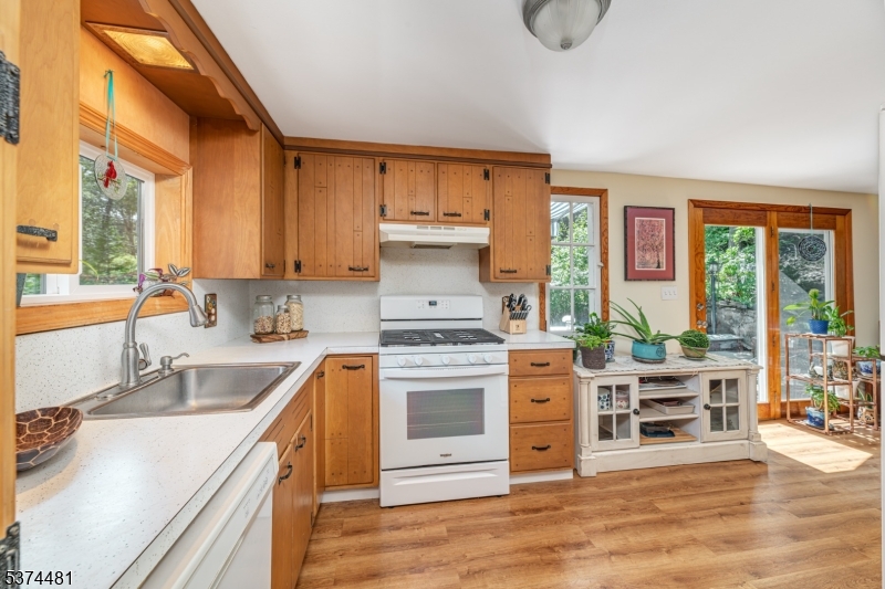 Kitchen w/dishwasher