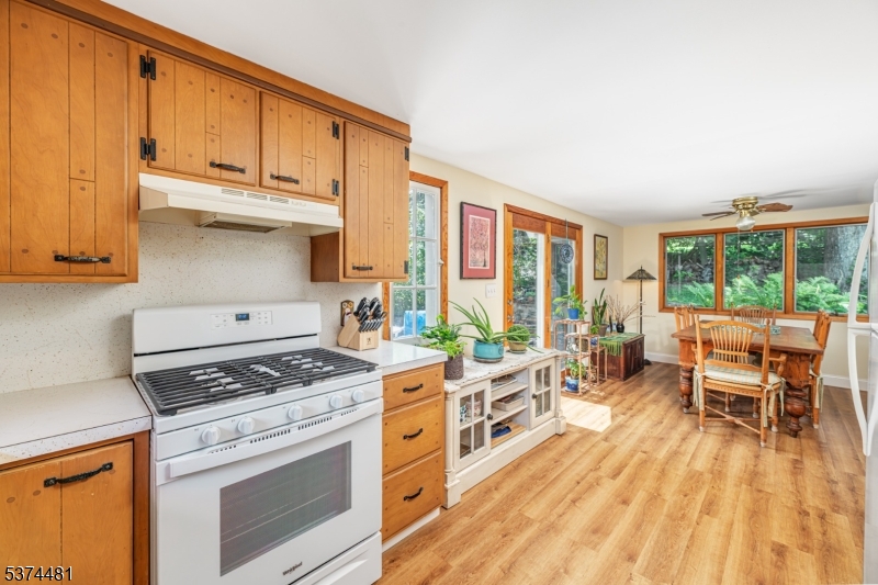 Kitchen w/propane gas cooking