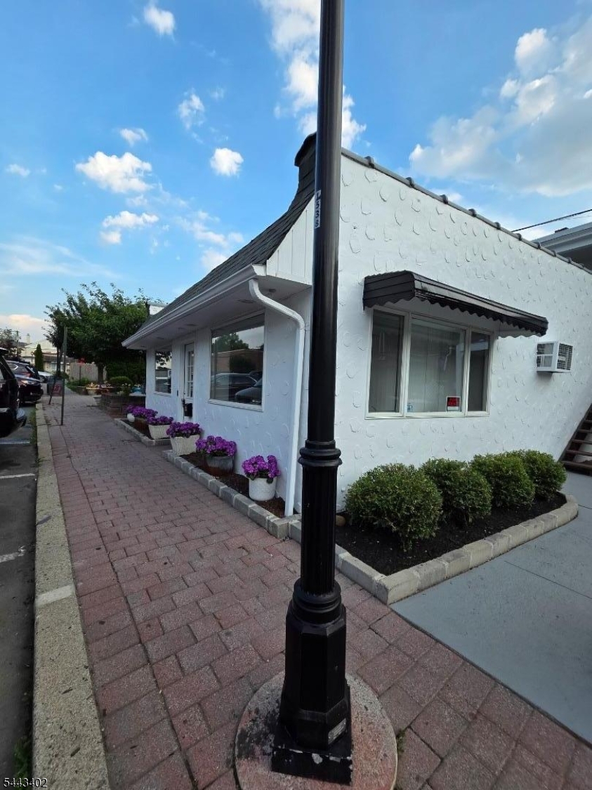Single story building 800 sq ft store front/office