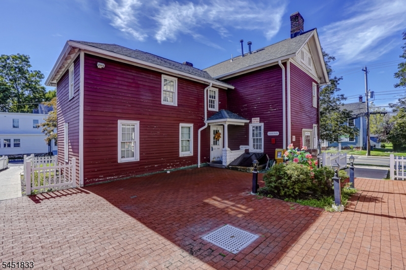 318 Rt 202/206 - Red Building