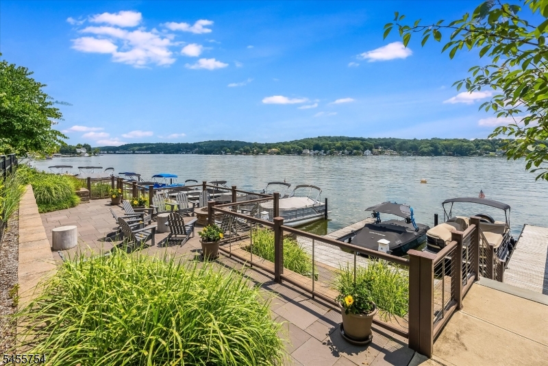 Boat slip Each resident of Mariner?s Pointe has a deeded boat slip