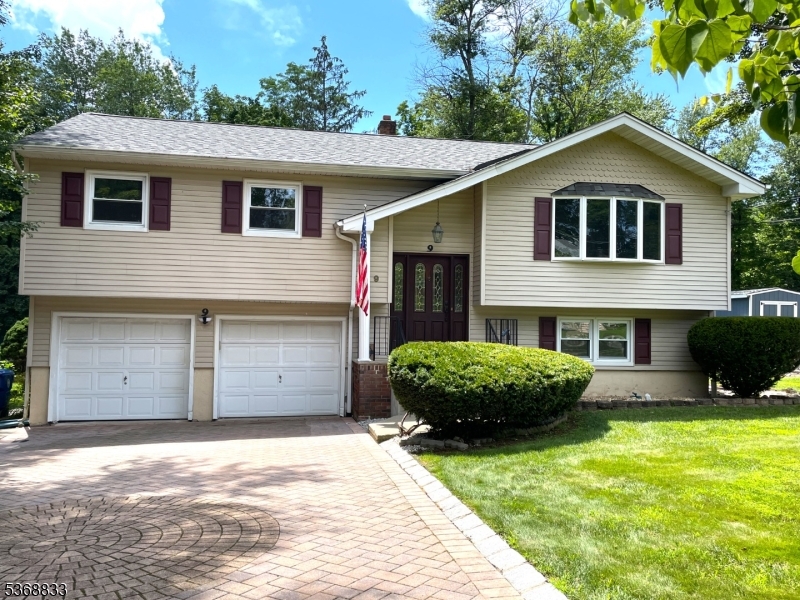 2 car garage, level lot, paver driveway