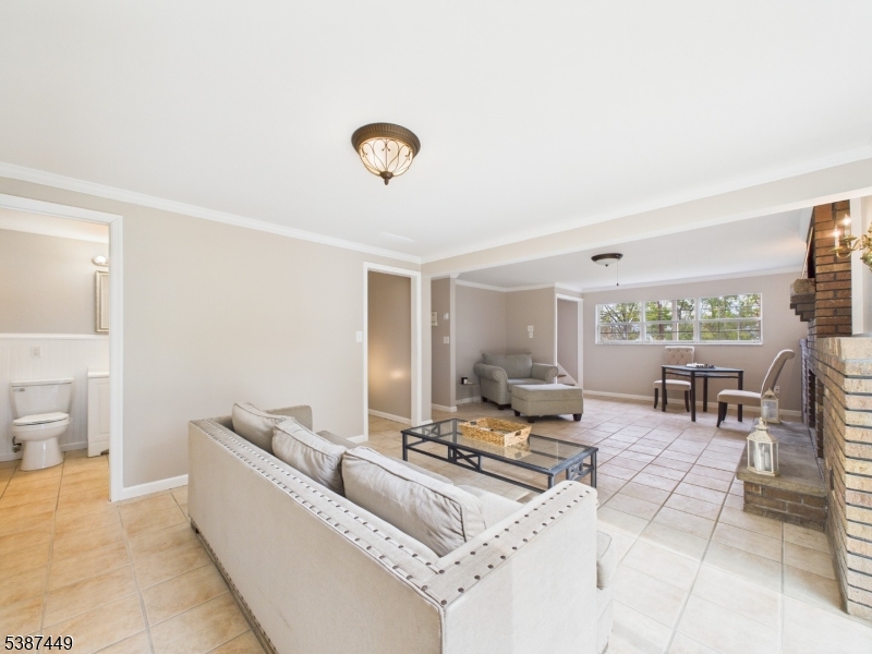 LL - Family Room, 4