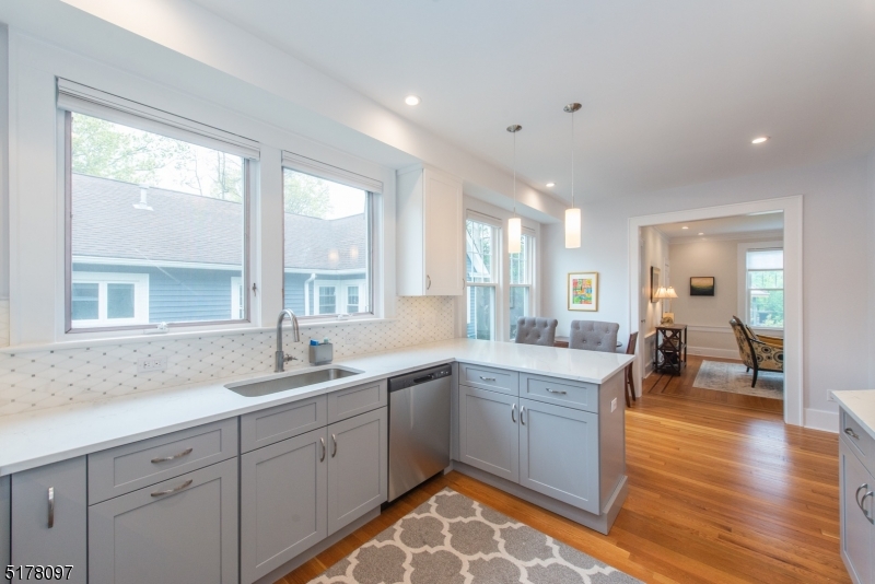 Modern, Bright Kitchen
