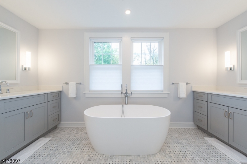 Ensuite w/Soaking Tub & Shower